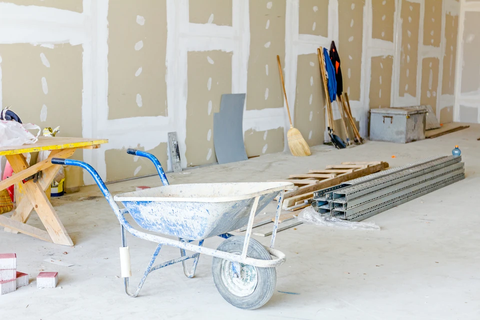 Chantier de construction intérieur avec murs en plaques de plâtre partiellement installées