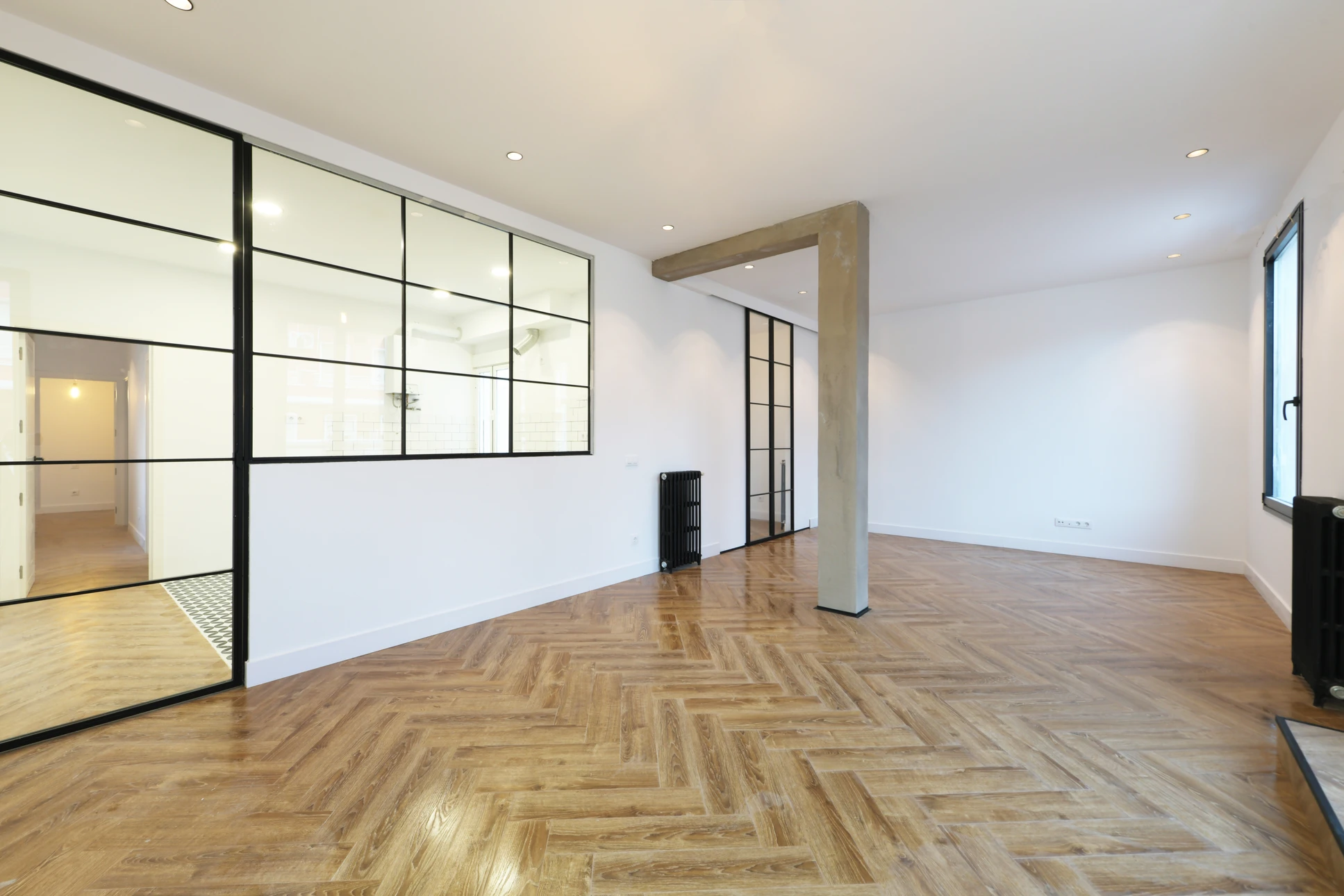 Intérieur d'une maison neuve en cours de construction, vaste pièce à vivre lumineuse avec plafond haut